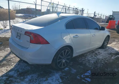 2015 Volvo S60 T6 z USA, uszkodzony, nr VIN YV149MFK8F1353395